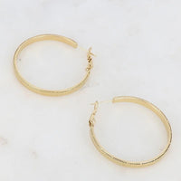 Boucles d'oreilles Calyce créoles dorées texturées Hersée Hersée Paris 9
