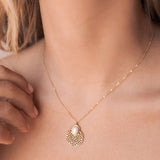Collier pendentif Eileithyie doré ajouré perle d'eau douce Hersée Hersée Paris 9