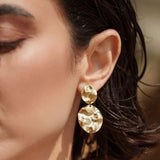 Boucles d’oreilles Thalassa duo de pastilles ondulées brossées dorées Hersée Hersée Paris 9